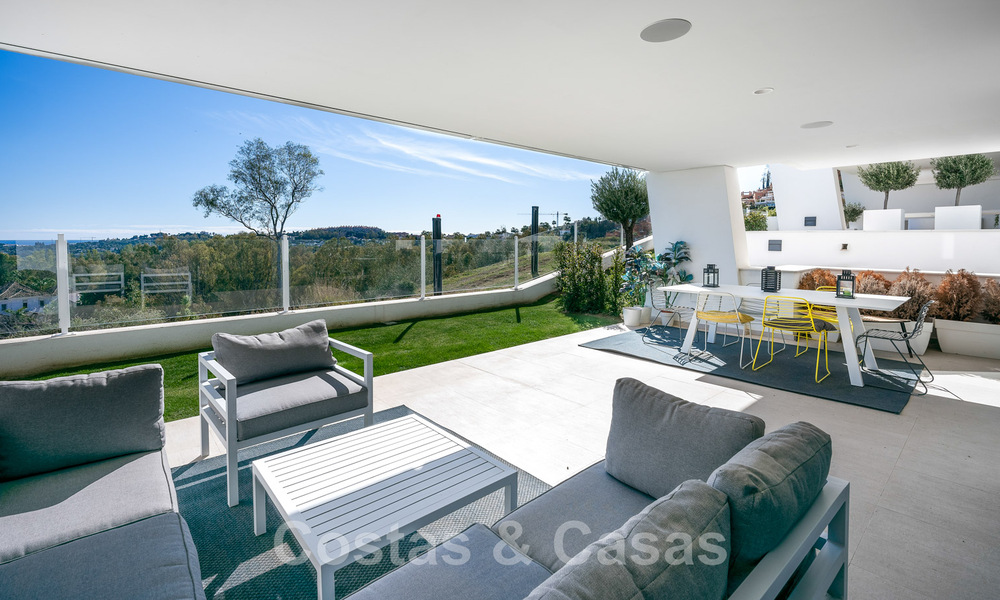 Appartement de jardin moderne et de haute qualité à vendre avec 3 chambres et des vues panoramiques sur la mer au cœur de Nueva Andalucia à Marbella 42871