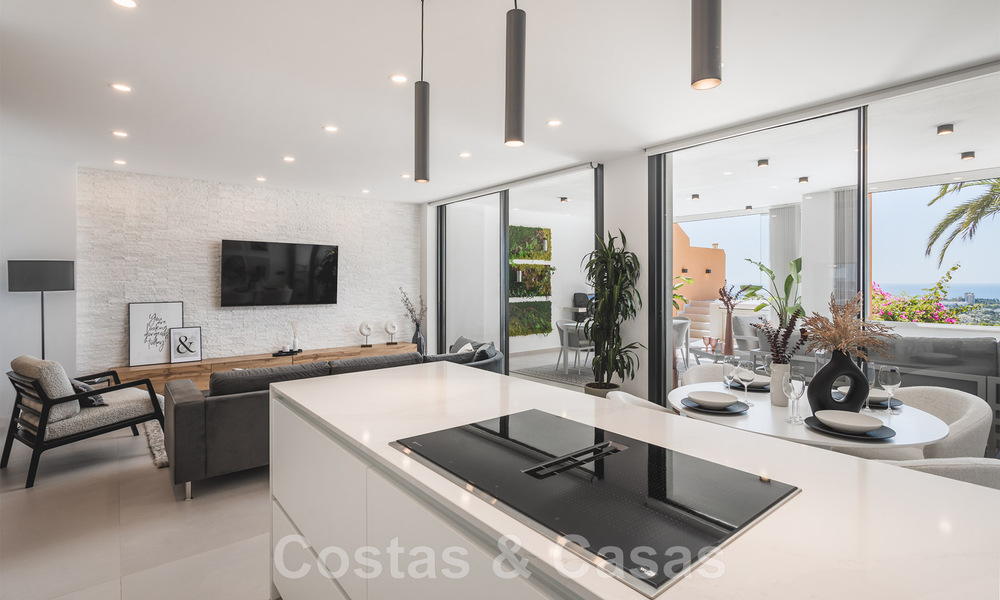 Penthouse contemporain rénové, spacieux, en duplex, avec vue panoramique sur la mer, dans une urbanisation recherchée de Nueva Andalucia, Marbella 42949