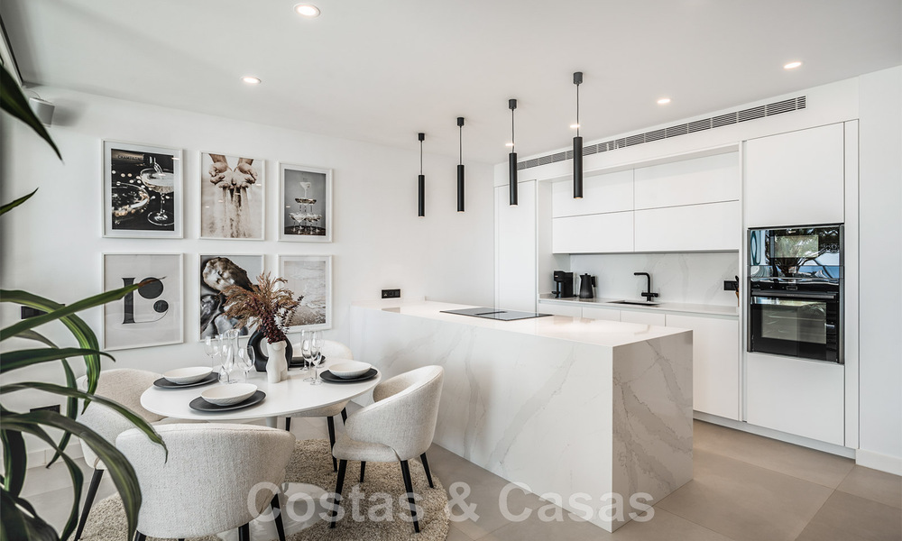 Penthouse contemporain rénové, spacieux, en duplex, avec vue panoramique sur la mer, dans une urbanisation recherchée de Nueva Andalucia, Marbella 42950