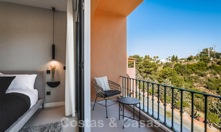 Penthouse contemporain rénové, spacieux, en duplex, avec vue panoramique sur la mer, dans une urbanisation recherchée de Nueva Andalucia, Marbella 42960 