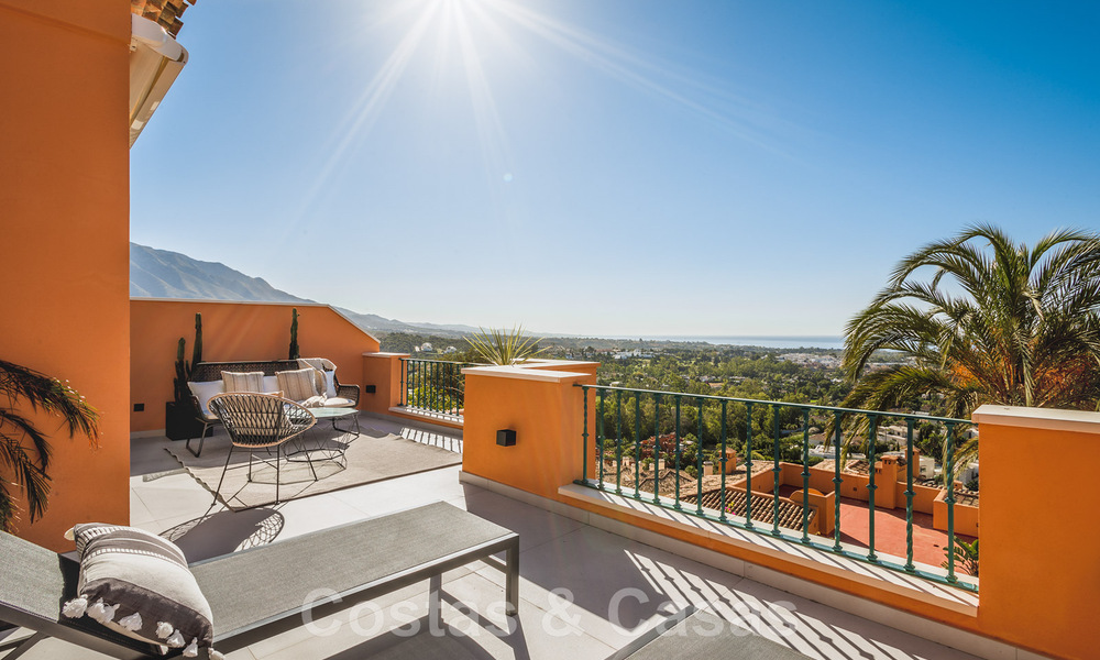 Penthouse contemporain rénové, spacieux, en duplex, avec vue panoramique sur la mer, dans une urbanisation recherchée de Nueva Andalucia, Marbella 42961