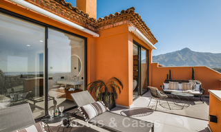 Penthouse contemporain rénové, spacieux, en duplex, avec vue panoramique sur la mer, dans une urbanisation recherchée de Nueva Andalucia, Marbella 42962 