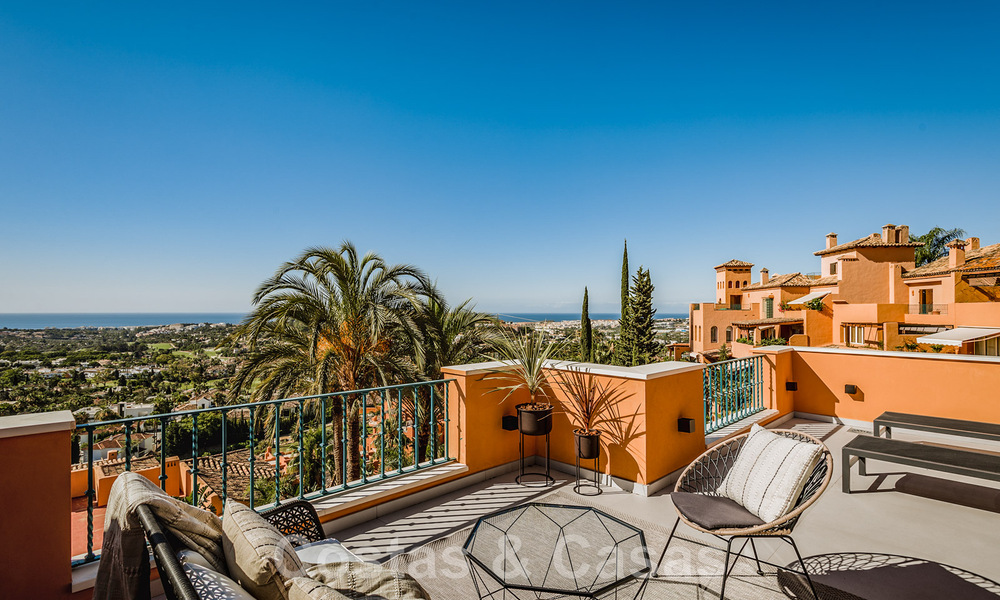 Penthouse contemporain rénové, spacieux, en duplex, avec vue panoramique sur la mer, dans une urbanisation recherchée de Nueva Andalucia, Marbella 42964