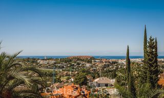 Penthouse contemporain rénové, spacieux, en duplex, avec vue panoramique sur la mer, dans une urbanisation recherchée de Nueva Andalucia, Marbella 42966 