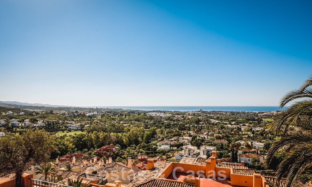 Penthouse contemporain rénové, spacieux, en duplex, avec vue panoramique sur la mer, dans une urbanisation recherchée de Nueva Andalucia, Marbella 42968