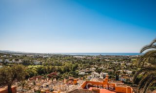 Penthouse contemporain rénové, spacieux, en duplex, avec vue panoramique sur la mer, dans une urbanisation recherchée de Nueva Andalucia, Marbella 42968 