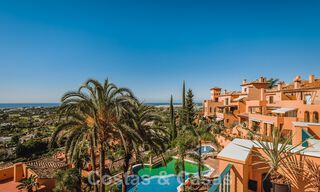 Penthouse contemporain rénové, spacieux, en duplex, avec vue panoramique sur la mer, dans une urbanisation recherchée de Nueva Andalucia, Marbella 42969 