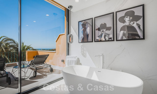Penthouse contemporain rénové, spacieux, en duplex, avec vue panoramique sur la mer, dans une urbanisation recherchée de Nueva Andalucia, Marbella 42972 