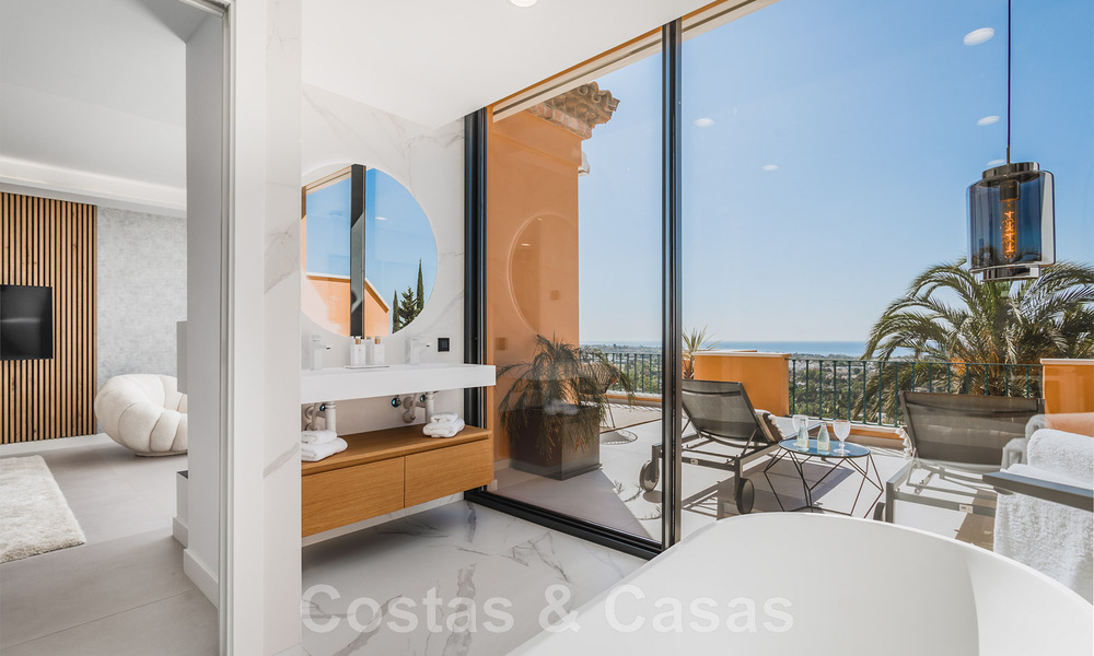 Penthouse contemporain rénové, spacieux, en duplex, avec vue panoramique sur la mer, dans une urbanisation recherchée de Nueva Andalucia, Marbella 42973