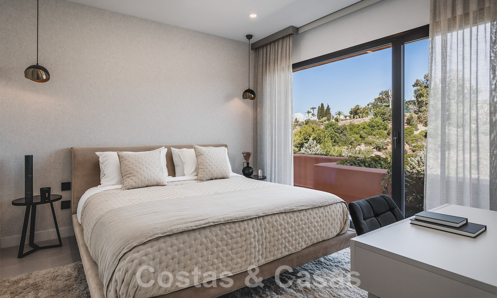 Penthouse contemporain rénové, spacieux, en duplex, avec vue panoramique sur la mer, dans une urbanisation recherchée de Nueva Andalucia, Marbella 42975