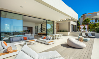Villa de luxe de style contemporain à vendre avec vue sur la mer dans la vallée du golf de Nueva Andalucia à Marbella 43292 