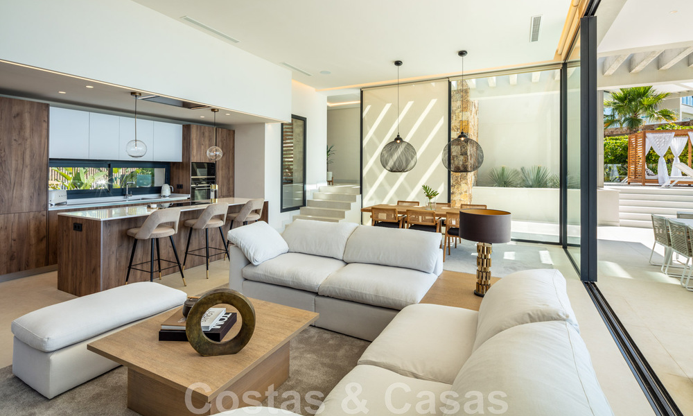 Villa de luxe de style contemporain à vendre avec vue sur la mer dans la vallée du golf de Nueva Andalucia à Marbella 43296