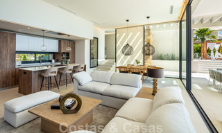 Villa de luxe de style contemporain à vendre avec vue sur la mer dans la vallée du golf de Nueva Andalucia à Marbella 43296 