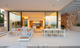 Villa de luxe de style contemporain à vendre avec vue sur la mer dans la vallée du golf de Nueva Andalucia à Marbella 43320 