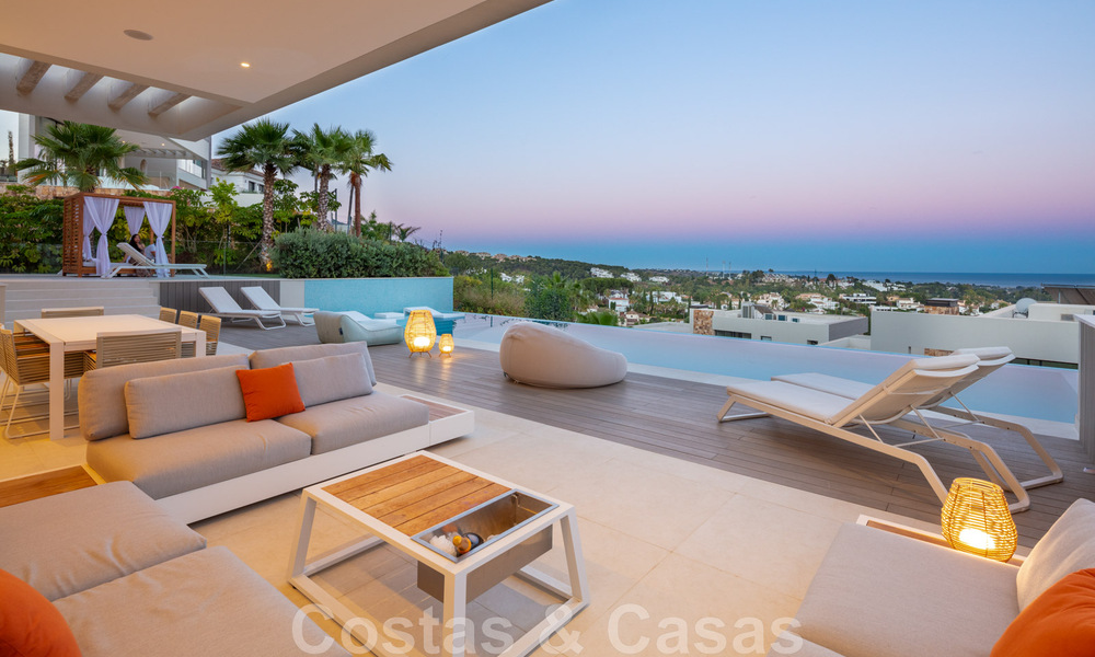 Villa de luxe de style contemporain à vendre avec vue sur la mer dans la vallée du golf de Nueva Andalucia à Marbella 43322
