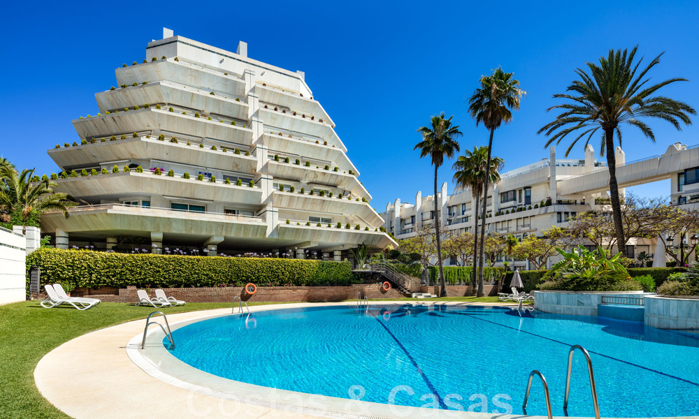 Penthouse de luxe à vendre, rénové dans un style contemporain, avec vue sur la mer dans un complexe sécurisé de la ville de Marbella 43104