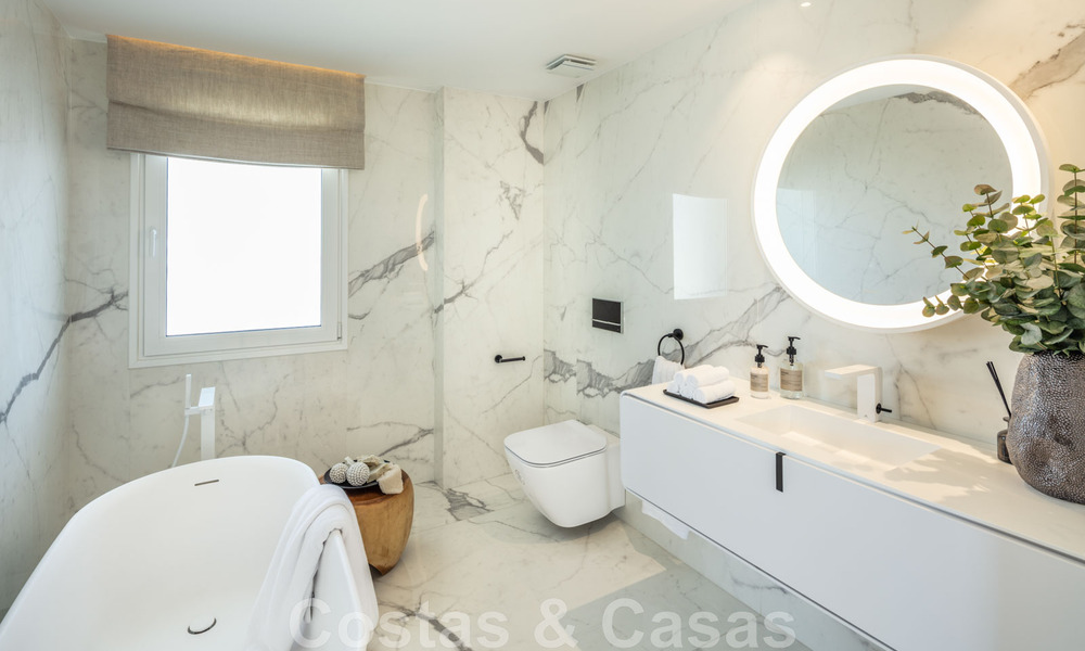 Penthouse de luxe à vendre, rénové dans un style contemporain, avec vue sur la mer dans un complexe sécurisé de la ville de Marbella 43107