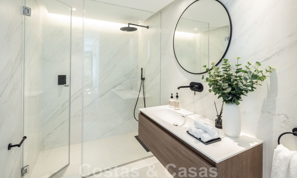 Penthouse de luxe à vendre, rénové dans un style contemporain, avec vue sur la mer dans un complexe sécurisé de la ville de Marbella 43110