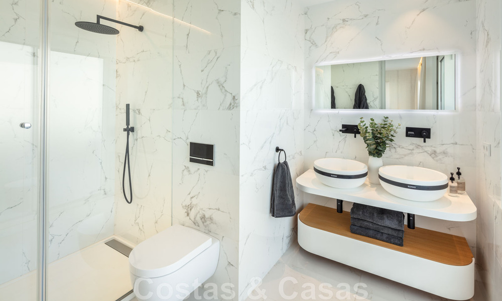 Penthouse de luxe à vendre, rénové dans un style contemporain, avec vue sur la mer dans un complexe sécurisé de la ville de Marbella 43112