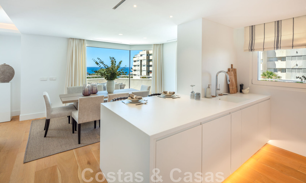 Penthouse de luxe à vendre, rénové dans un style contemporain, avec vue sur la mer dans un complexe sécurisé de la ville de Marbella 43116