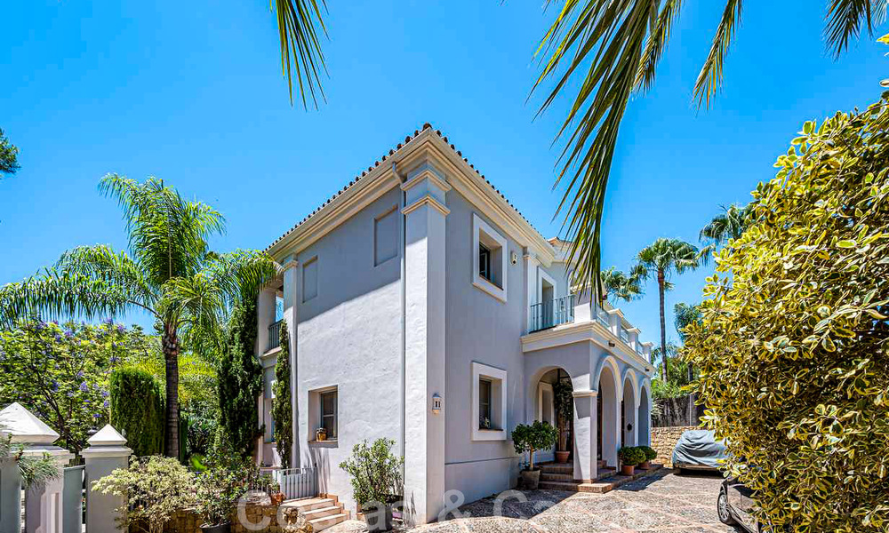 Villa familiale romantique de style classique à vendre, dans l'un des quartiers résidentiels les plus exclusifs et protégés de la Golden Mile de Marbella 43008