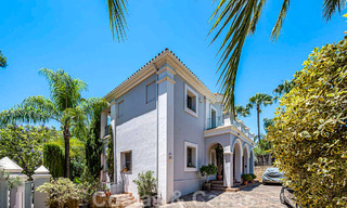 Villa familiale romantique de style classique à vendre, dans l'un des quartiers résidentiels les plus exclusifs et protégés de la Golden Mile de Marbella 43008 