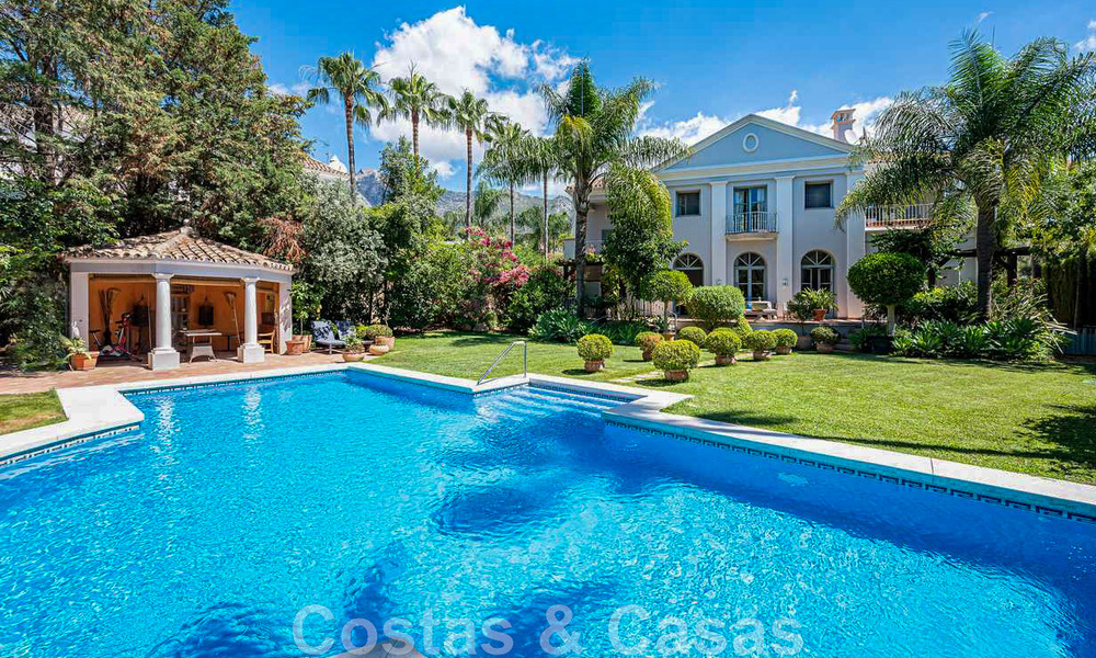 Villa familiale romantique de style classique à vendre, dans l'un des quartiers résidentiels les plus exclusifs et protégés de la Golden Mile de Marbella 43009