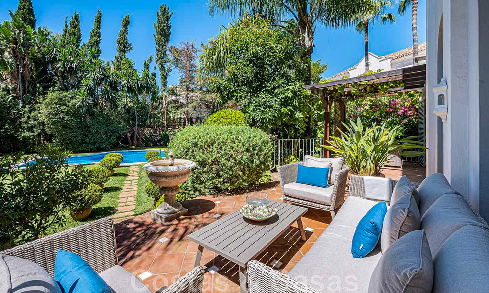 Villa familiale romantique de style classique à vendre, dans l'un des quartiers résidentiels les plus exclusifs et protégés de la Golden Mile de Marbella 43011