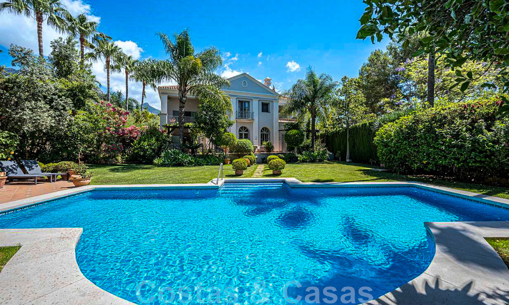 Villa familiale romantique de style classique à vendre, dans l'un des quartiers résidentiels les plus exclusifs et protégés de la Golden Mile de Marbella 43012