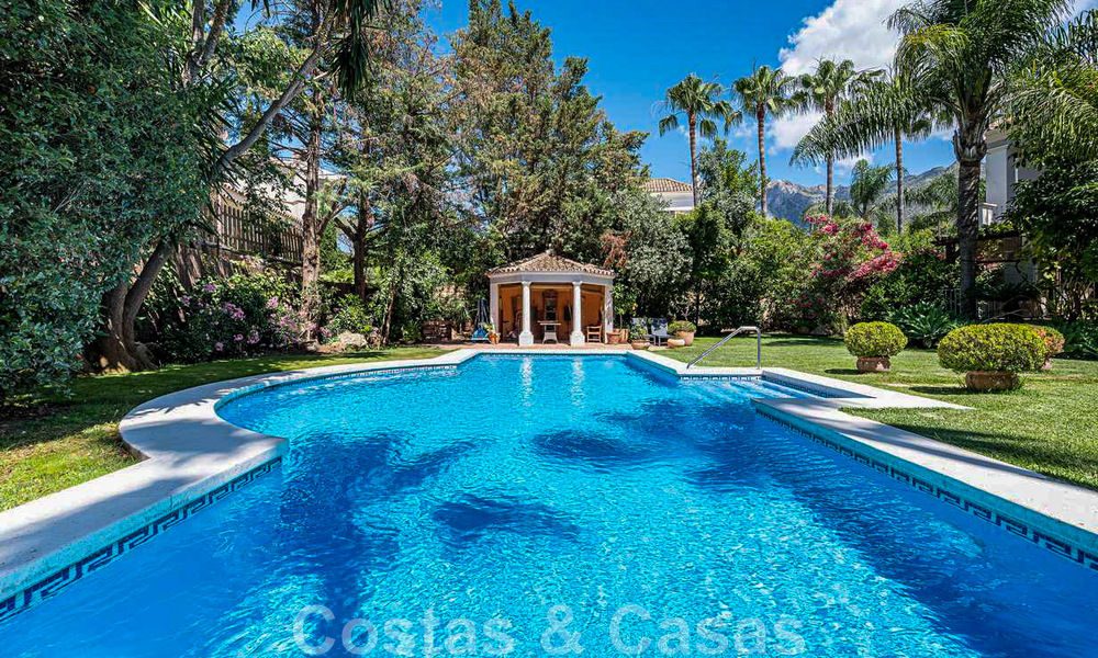Villa familiale romantique de style classique à vendre, dans l'un des quartiers résidentiels les plus exclusifs et protégés de la Golden Mile de Marbella 43013