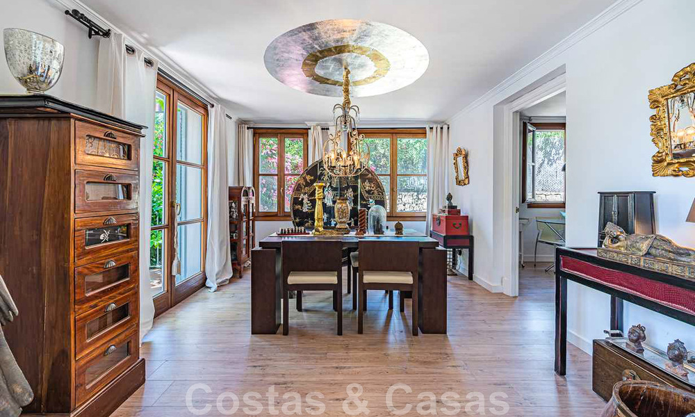 Villa familiale romantique de style classique à vendre, dans l'un des quartiers résidentiels les plus exclusifs et protégés de la Golden Mile de Marbella 43015