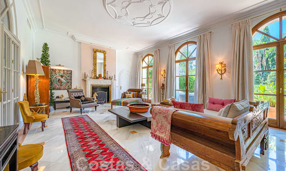 Villa familiale romantique de style classique à vendre, dans l'un des quartiers résidentiels les plus exclusifs et protégés de la Golden Mile de Marbella 43016