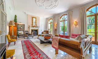 Villa familiale romantique de style classique à vendre, dans l'un des quartiers résidentiels les plus exclusifs et protégés de la Golden Mile de Marbella 43016 