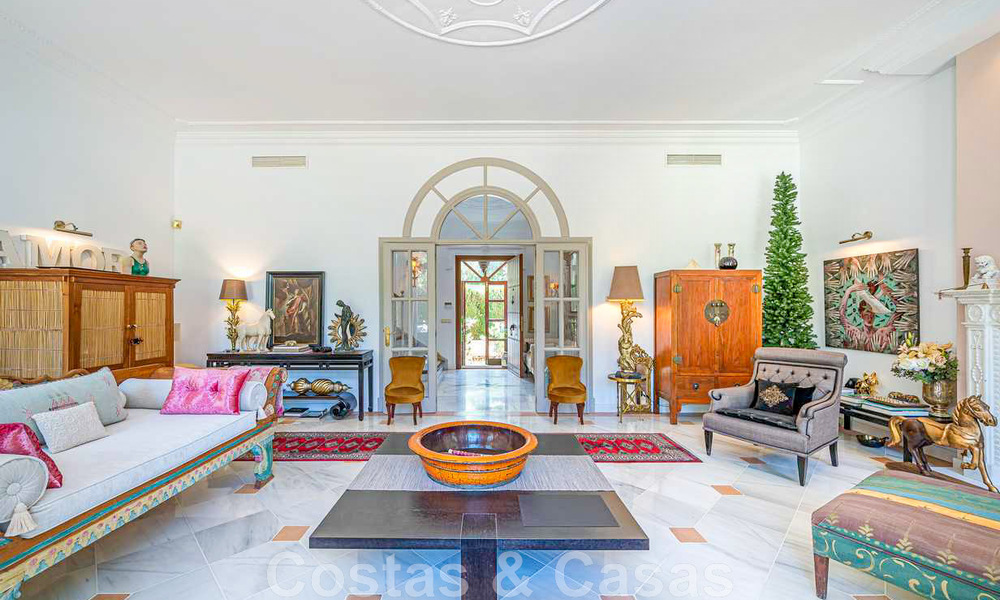 Villa familiale romantique de style classique à vendre, dans l'un des quartiers résidentiels les plus exclusifs et protégés de la Golden Mile de Marbella 43017
