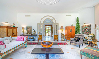 Villa familiale romantique de style classique à vendre, dans l'un des quartiers résidentiels les plus exclusifs et protégés de la Golden Mile de Marbella 43017 