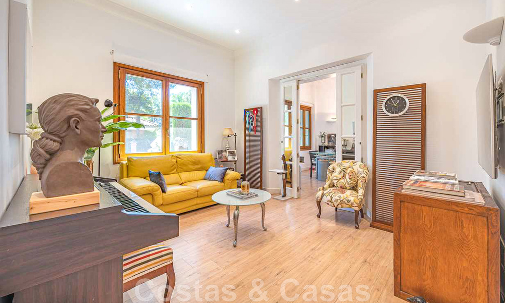 Villa familiale romantique de style classique à vendre, dans l'un des quartiers résidentiels les plus exclusifs et protégés de la Golden Mile de Marbella 43019