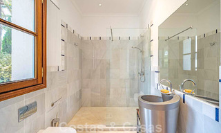 Villa familiale romantique de style classique à vendre, dans l'un des quartiers résidentiels les plus exclusifs et protégés de la Golden Mile de Marbella 43020 