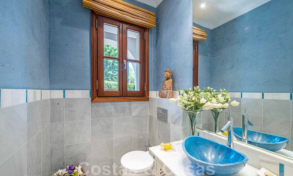 Villa familiale romantique de style classique à vendre, dans l'un des quartiers résidentiels les plus exclusifs et protégés de la Golden Mile de Marbella 43021