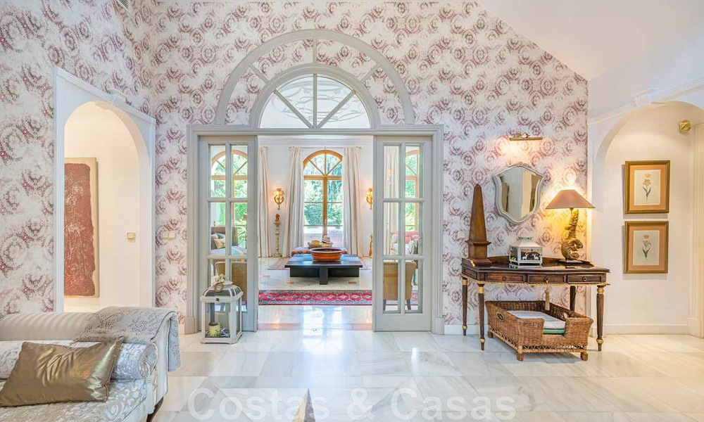 Villa familiale romantique de style classique à vendre, dans l'un des quartiers résidentiels les plus exclusifs et protégés de la Golden Mile de Marbella 43022