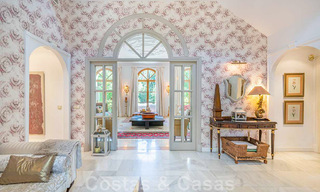 Villa familiale romantique de style classique à vendre, dans l'un des quartiers résidentiels les plus exclusifs et protégés de la Golden Mile de Marbella 43022 