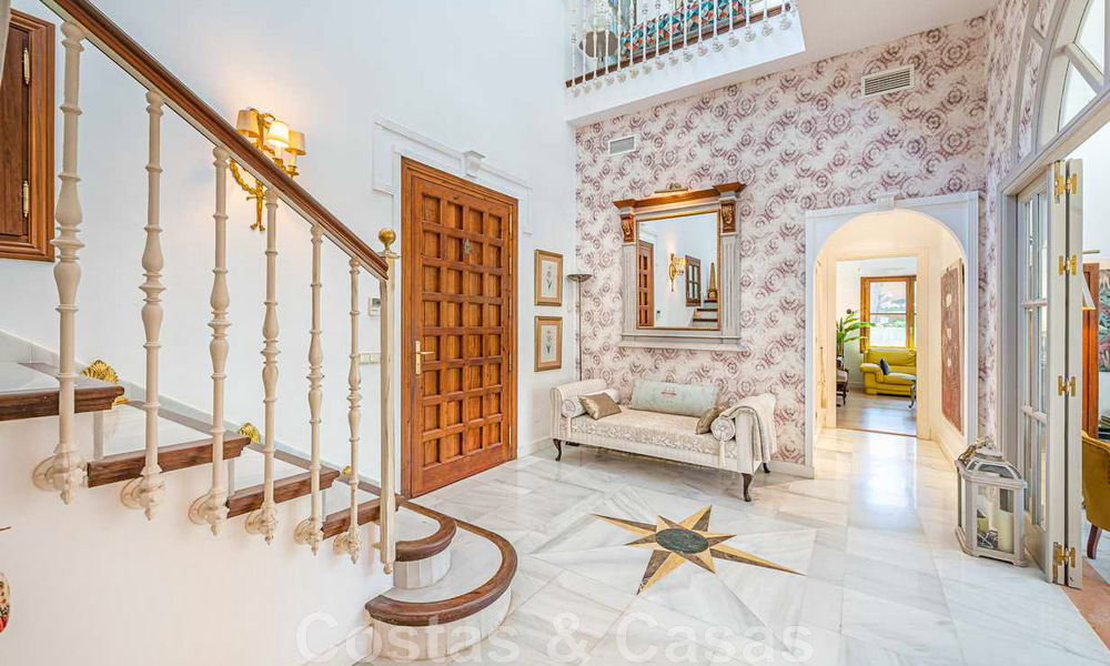 Villa familiale romantique de style classique à vendre, dans l'un des quartiers résidentiels les plus exclusifs et protégés de la Golden Mile de Marbella 43023