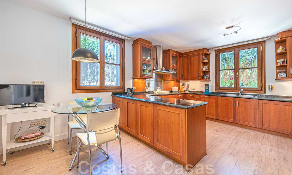 Villa familiale romantique de style classique à vendre, dans l'un des quartiers résidentiels les plus exclusifs et protégés de la Golden Mile de Marbella 43024