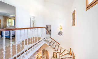 Villa familiale romantique de style classique à vendre, dans l'un des quartiers résidentiels les plus exclusifs et protégés de la Golden Mile de Marbella 43025 