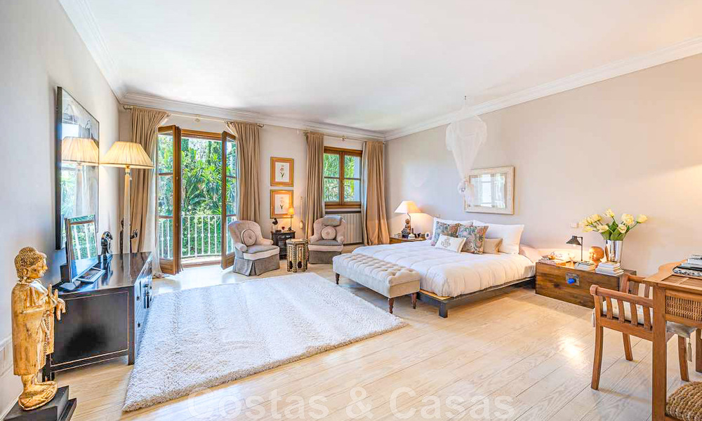 Villa familiale romantique de style classique à vendre, dans l'un des quartiers résidentiels les plus exclusifs et protégés de la Golden Mile de Marbella 43026