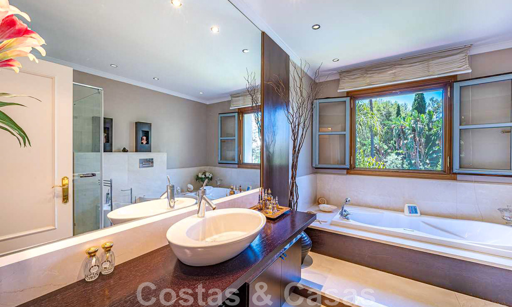 Villa familiale romantique de style classique à vendre, dans l'un des quartiers résidentiels les plus exclusifs et protégés de la Golden Mile de Marbella 43027