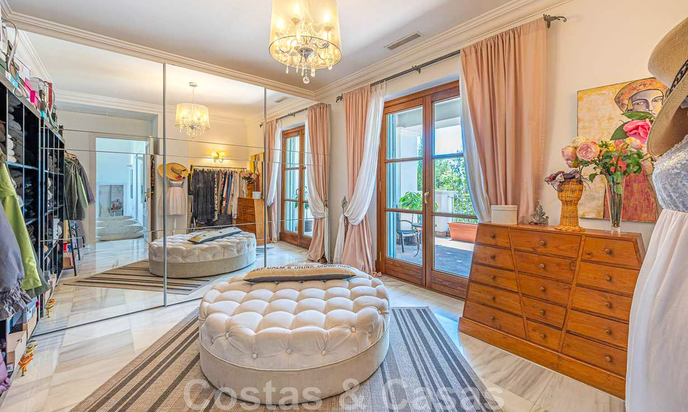 Villa familiale romantique de style classique à vendre, dans l'un des quartiers résidentiels les plus exclusifs et protégés de la Golden Mile de Marbella 43028