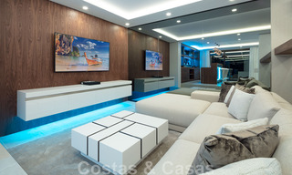 Belle villa contemporaine à vendre au cœur de la vallée du golf de Nueva Andalucia, à Marbella 43035 