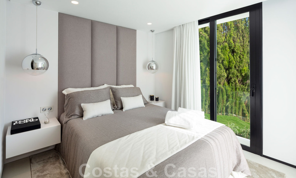 Belle villa contemporaine à vendre au cœur de la vallée du golf de Nueva Andalucia, à Marbella 43041