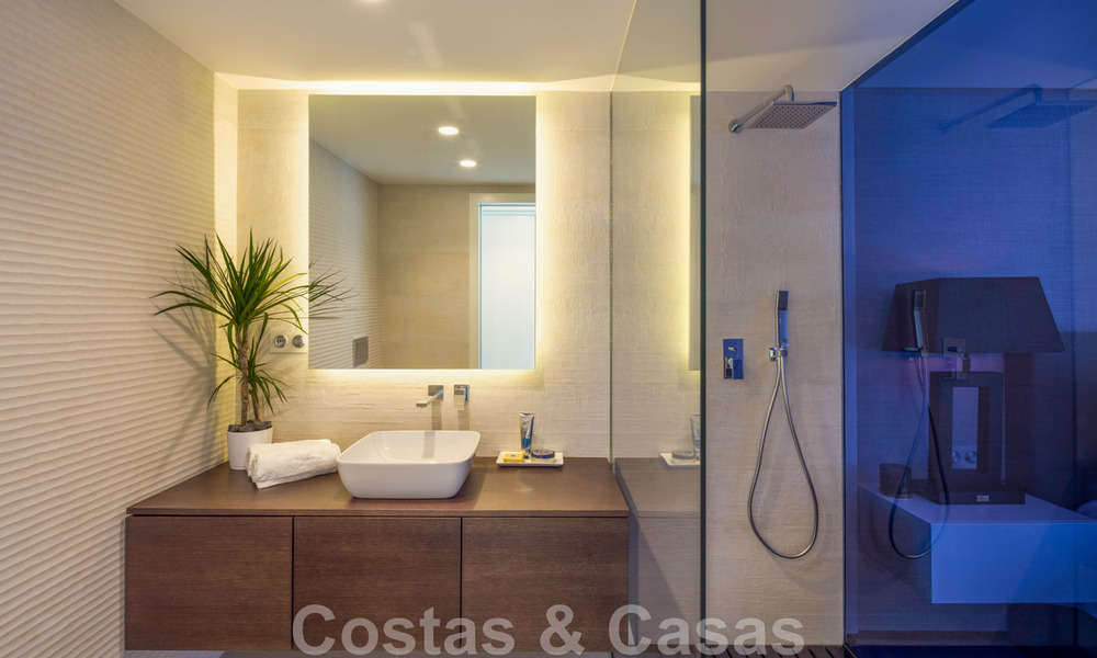 Belle villa contemporaine à vendre au cœur de la vallée du golf de Nueva Andalucia, à Marbella 43044