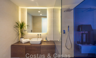 Belle villa contemporaine à vendre au cœur de la vallée du golf de Nueva Andalucia, à Marbella 43044 